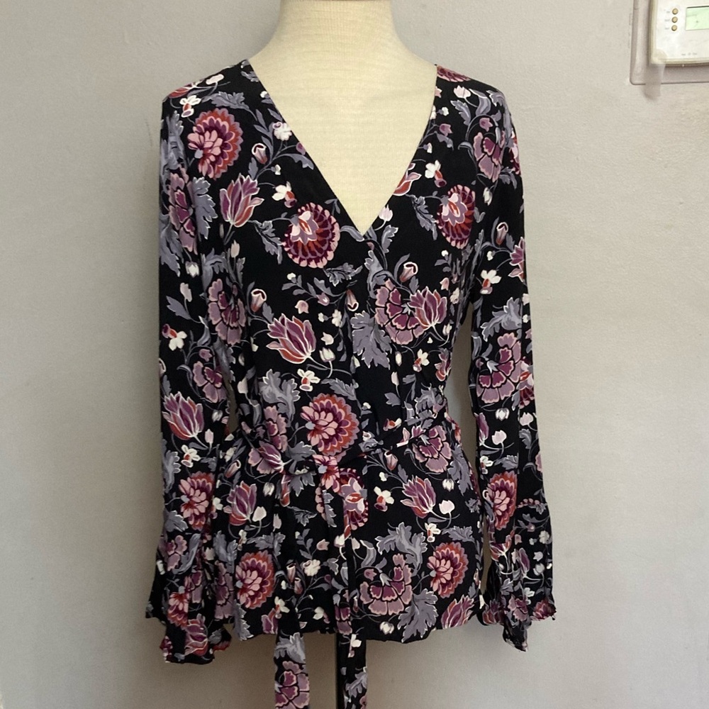 4-18 Ann Taylor Loft floral wrap blouse small NWT black